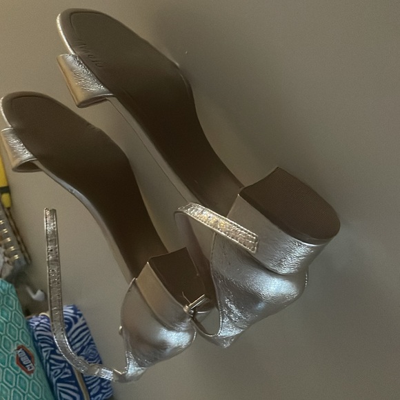 Gold shoes never worn - Picture 3 of 3